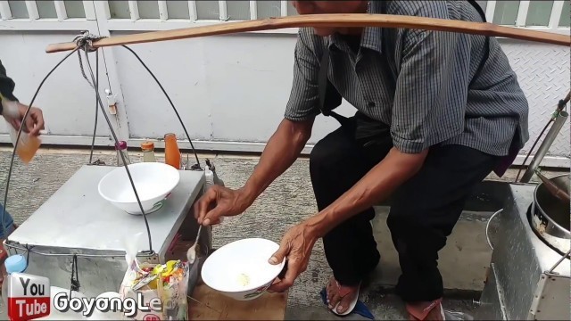 'BAPAK TUA INI JUAL BAKSO MALANG DENGAN GEROBAK PIKUL!!! Jakarta Street Food - KOJA'