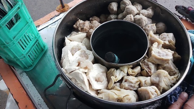 'BAKSO MALANG WALAUPUN GEROBAK SELALU BIKIN NGILER!!! ISINYA KOMPLIT'