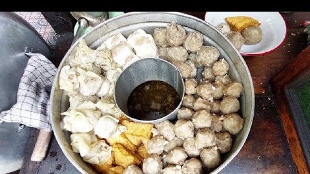 'LANGGANANNYA AYU TING TING DAN ARTIS ARTIS MAKAN BAKSO MALANG DI SINI !!! - INDONESIAN STREET FOOD'