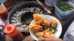 'NGECES!!! LIHAT BAKSO MALANG BAPAK SRIYONO DI RUMAH SAKIT HARAPAN KITA | INDONESIAN STREET FOOD'