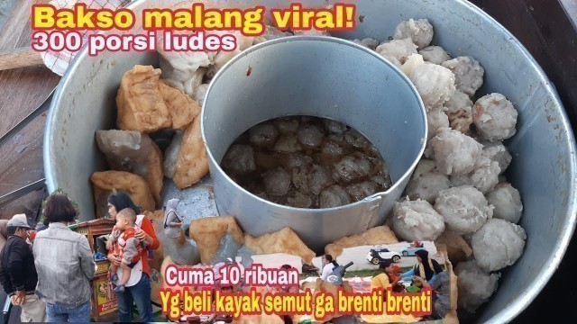 'BAKSO MALANG VIRAL! JUALAN DIPINGGIR KALI BKT YANG BELI KAYAK SEMUT NGANTRI GA BRENTI - BRENTI'