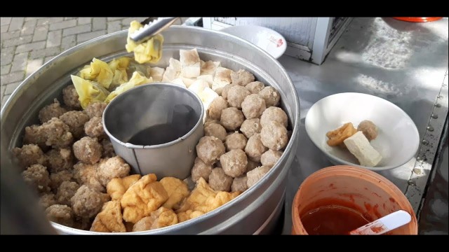 'BAKSO GEROBAK ASLI MALANG STREET FOOD INDONESIA - INDONESIAN MEATBALL #KULINERMURAHMALANG'