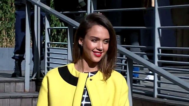 'SMILING Jessica ALBA exit KENZO Show Paris 2014 Fashion Week March 2014 , 2'