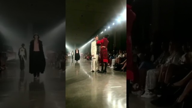 'Young Thug stops a model to adjust his outfit#supermodel #runway #youngthug'