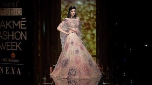 'Kriti Sanon Walks For Tarun Tahiliani | Spring/Summer 2018 | Lakme Fashion Week'