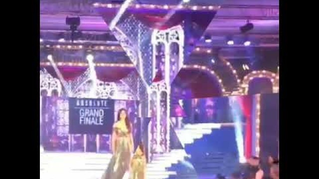 'KAREENA KAPOOR KHAN LAKME FASHION WEEK 2018 FINAL RAMP WALK'