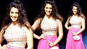 'Saiyami Kher Steals The Show At Lakme Fashion Week 2018'