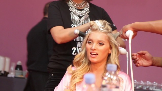 'Elsa Hosk uses The Beachwaver® backstage to get sexy, Victoria\'s Secret Hair!'