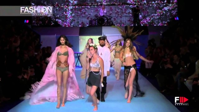 'Major Lazer - Lean On (feat. MØ & DJ Snake) Live at ETAM Paris Fashion Week Show'