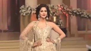 'Top Model Saba Qamar falls down during Pakistan Bridal Couture Week 2017'