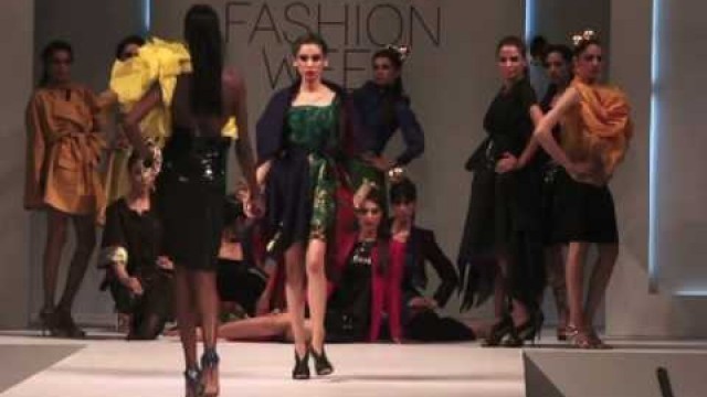 'Models heat up catwalk at Pakistan Fashion Week'